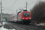 1116 137 mit einem Durchbinder zwischen Grumpoldskirchen und Pfaffsttten am 5.1.2006