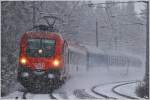 Bei starkem Schneefall, fhrt Taurus 1116 127 mit EC 102  Polonia  von Villach nach Warschau.