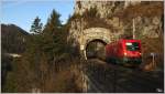Semmeringbahn - 1116 067 fhrt mit EN 1034 Tosca (Rom-Wien) durch den 14m langen Krausel Tunnel, whrend im Hintergrund 4020 302 als R 2947 die Kalten Rinne quert.
Breitenstein 10.3.2012
