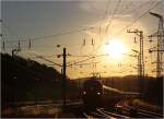 Sonnenuntergangsstimmung im Bahnhof Wien Htteldorf, in den dieser Fernzug aus dem Westen einfhrt. 15.6.12