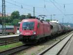 1116 105-6 hat einen Ganzgterzug am Haken und durchfhrt soeben Passau Hbf.