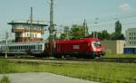 1116 (Taurus) Richtung Salzburg, im Hintergrund das alte Welser Stellwerk. Man beachte auch den InterCity-Wagen mit einem Graffiti. [11.06.06]