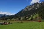 Eine Doppelgarnitur BB Railjets zeigt die volle Breitseite in Braz am Arlberg.
Sehr fotogen macht sich die rote Lok vor dem Steuerwagen.
Braz, 07.08.12