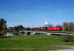 1116 219 mit einem Gterzug am 18.10.2008 bei der berquerung der Isar in Plattling.