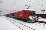 Kaum zu glauben, dass vor gut einer Woche in Wien noch tiefster Winter geherrscht hatte. 1116 136 fhrt mit einem Gterzug Richtung Norden. Wien Praterkai, am 23.02.2013.