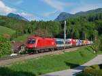 Rola 41404 bespannt mit der 1116 274 ist am
09.05.2013 in der Ortschaft Schn durchgefahren.