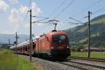 1116 107 mit einem Gterzug in die Richtung Kitzbhel bei Brixen im Thale am 22-7-2013.