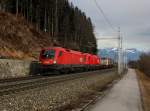 Die 1116 042 und eine Weitere mit einem KLV-Zug am 18.01.2014 unterwegs bei Kufstein.
