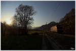 Kurz vor Sonnenuntergang, rollt 1116 114 mit einem Autoleerzug durch das Murtal. Sauerbrunn 13.3.2013