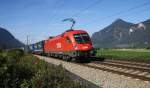 1116 020-9 ist am Nachmittag des 3.10.2013 mit dem LKW-Walter Ganzzug von München nach Italien unterwegs, hier in der Kurve bei Niederaudorf, kurz vorm Bahnübergang.