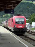 Am 29.06.2013 1116 172 wartet auf ihren nächsten Einsatz in Lienz. Hinter der Lokomotive befinden sich zwei Fahrradtransportwagen.