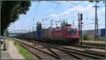 Mittagsruhe am Bahnhof von Komárom (Ungarn)! Die 1116 Taurus Lok der ÖBB macht sich mit einen langen Containerzug auf nach Österreich. Szenario vom 21.Mai 2014.
