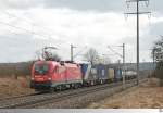 1116 072 der ÖBB hat mit ihrem Güterzug am 12. März 2015 gerade den Bahnhof Neustadt an der Aisch in Richtung Würzburg verlassen.