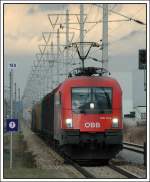 1116 111 mit einem GZ bei der Durchfahrt der S-Bahnstation Wien Breitenleer Strae am 4.3.2007.