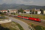 1116 081 + 1144 274 + 1144 027 mit Güterzug vor der Kulisse der Stadt Bruck/Mur am 27.09.2016.