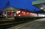 1116 190 und eine Lok der SBB begegnen sich im Hauptbahnhof von Bregenz zu abendlicher Stunde.