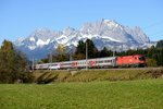 Für mich momentan mit die interessanteste Leistung auf österreichischen Schienen: Der DRV 13018 von Nizza nach Moskau. Am 02. November 2014 gelang diese Aufnahme des fotogenen Fernzuges unter der eindrucksvollen Kulisse des Wilden Kaisers bei Fieberbrunn. Zuglok war 1116.079.