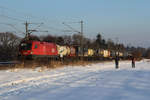 Güterverkehr zwischen Eglharting und Zorneding am 10.01.17 fotografiert. BR 1116-100 kam mit schönem Hupkonzert für die Fotografen.