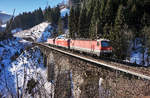 Ein Lokzug, bestehnd aus 1144 105-4, 1116 146-2 und 1116 260-1, überqueren auf der Fahrt in Richtung Schwarzach-St.Veit, den Hundsdorfer-Viadukt bei Bad Hofgastein.