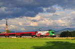 Die 1116-159  150 Jahre Brennerbahn  vor einem Railjet der ÖBB bei Übersee am Chiemsee in Bayern am 12.07.17