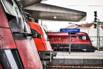 Dreimal railjet, davon einmal mit 1216, in Wien Hbf.

VORNE: 1116 220-5 mit railjet 166  OS 3513 VIE-ZSB  (Wien Hbf- Zürich HB)

IN DER MITTE: 1216 239-4 mit railjet 76 Antonin Dvorak (Graz Hbf - Praha hl.n.).
 
HINTEN: 1116 236-1 mit railjet 691 Gasteinertal (Klagenfurt Hbf - Salzburg Hbf - Flughafen Wien (VIE)).

Aufgenommen am 23.11.2018.