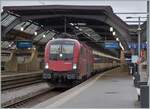 Die ÖBB 1116 220 stellt in Zürich den EuroCity  Transalpin  mit der Zugsnummer EC 19793 nach Graz bereit.