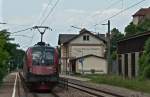 1116 226 schiebt den REX 2115 nach Wien Franz Josefsbahnhof. Greifenstein-Altenberg, am 26.06.2010.