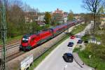 1116 208 schiebt einen Railjet Richtung Salzburg durch die  Rosenheimer Kurve  - 25.04.2012