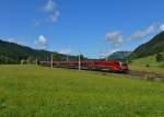 1116 216 mit einem umgeleiteten Railjet nach Wien am 17.08.2014 bei Hochfilzen.