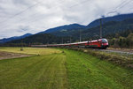 1116 244-5 fährt mit dem railjet 533 (Wien Hbf - Lienz), bei Berg im Drautal vorüber.
Am Zugschluss hängt der Verstärkungszug D 15533 mit 1016 040-0 als Schublok.
Aufgenommen am 8.10.2016.