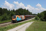 1116 229  Steinbach  schob am 11. Juni 2021 bei Grabenstätt im Chiemgau einen Railjet in Richtung Salzburg.