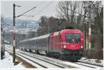 Im Wiener Raum leben wir im Winter leider immer unter einer hartnckigen Nebelsuppe. Trotzdem trieb es mich heute mit meiner Kamera wieder mal raus, um die 1116.003 abzulichten, welche den EN467 (Wiener Walzer) von Wien nach Budapest bespannte. Wien/Hietzing, 14.02.2010.