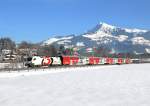 1116 264 mit einem Sonderzug fr das Hahnenkamm-Rennen in Kitzbhel am 26.01.2013. Hier fhrt der Werbetaurus gerade mit einem Dosto von St. Johann in Tirol nach Kirchberg in Tirol, abgelichtet in Kitzbhel-Schwarzsee.