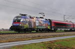 Die neue Werbelok der ÖBB 1116 157  Gemeinsam Sicher  am 12.11.16 vor einem Railjet bei Übersee am Chiemsee.