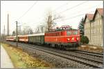 E-Lok 1141 024 fhrt mit Erlebniszug 1955  Zauberberge  von Wien Sd nach Mrzzuschlag.Leider ist auch dieser Zug nach Fahrplanwechsel Geschichte.
Gloggnitz 8.12.2008