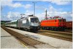 1116 038 Siemens fhrt mit REX 1932  Dunaj-Vltava  von Linz nach Ceske Budejovice.Im Hintergrund ist die 1114.21 der GEG zu sehen.