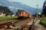 Im August 1987 verläßt 1141 018-0 mit einem Regionalzug Steeg-Gosau