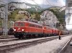 Am Nachmittag des 14.6.2010 stehen die 1142 705 und 1142 566 mit dem DG51553 von Steinbach Süd Gvbf nach Villach Süd Gvbf im Zugausgangsbahnhof und warten auf die Abfahrt.
Das Foto entstand auf der Modellbahnanlage in Knittelfeld.