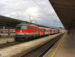 Zu meinen Favoriten unter den Elektrolok gehört die Reihe 1042/1142 der ÖBB, bevorzugt mit großen Scheinwerfern. Hier steht die 1142 689 mit einem Regionalzug nach Lienz am 7. März 2007 in Villach Hbf.