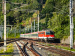 Bruck an der Mur. Mittlerweile stark vom Aussterben bedroht sind die Maschinen der Baureihe 1142. Eine der Lokomotiven, die 1142 638, hatte am 10.08.2024 die Ehre, den InterCity 359 von Wien nach Graz über Mürzzuschlag zu ziehen. Der Zug ist hier bei der Einfahrt in Bruck an der Mur zu sehen.