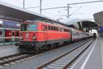 1142 682 und 1142 567 mit dem IC512 nach Linz Hbf bzw Salzburg Hbf kurz vor der Abfahrt in Graz Hbf am 6.4.2016