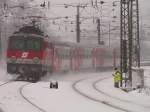 1142 696 fhrt mit einem 20 min. verspteten Regionalzug bei starkem Schneefall in Wien Htteldorf ein (16.11.2007)