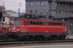 Im letzten Licht des 10. Novembers:  Oldie  1142 572-5 als Lokzug unterwegs Richtung Linz Montan-Industrie.