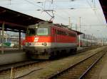 Die 1142 610 am 13.12.2008 bei einer Rangierfahrt in Salzburg Hbf.