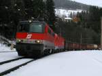 Die BR 1142 655 leistet am 27.02.2009 einer 1116 mit GZ Vorspann ber den Semmering.