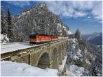 Zauberberg - 1144 285 und eine 1142 fahren mit einem Holzzug ber das Krausel Klause Viadukt.