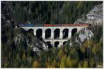 Die blutorange 1142 567, quert mit einem Gterzug das 87m lange und 36m hohe Krausel Klause Viadukt am Semmering.
Breitenstein 8.11.2013