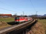 Die 1142 667 mit einem M nach München am 24.12.2013 unterwegs bei Straß.