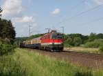 Eine ehemalige ÖBB Lok, jetzt unter 1142.704 in Diensten der Centralbahn, war am 4.6.2015 Zuglok des Rheingold DPF 20856. Um 10.14 Uhr kam der Zug hier auf der Rollbahn durch die Bauernschaft Schollbruch bei Lengerich.