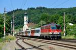 Am Nachmittag des 12. Juni 2015 stattete ich dem Bahnhof Wernstein an der Passauer Bahn einen Besuch ab. Ziel war, die hier noch zahlreich eingesetzten CityShuttle Garnituren zu dokumentieren, bevor im nächsten Jahr der  cityjet  in Oberösterreich Einzug hält. Erfreulicherweise war mit 1142.667 gleich ein optisches  Gustostückerl  der Baureihe im Umlauf mit eingebunden, hier zu sehen mit dem R 5923 nach Linz HBF.
